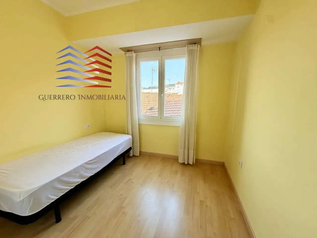 Schlafzimmer von Wohnungen zur Miete in Ourense Capital  mit Heizung, Parkett und Möbliert
