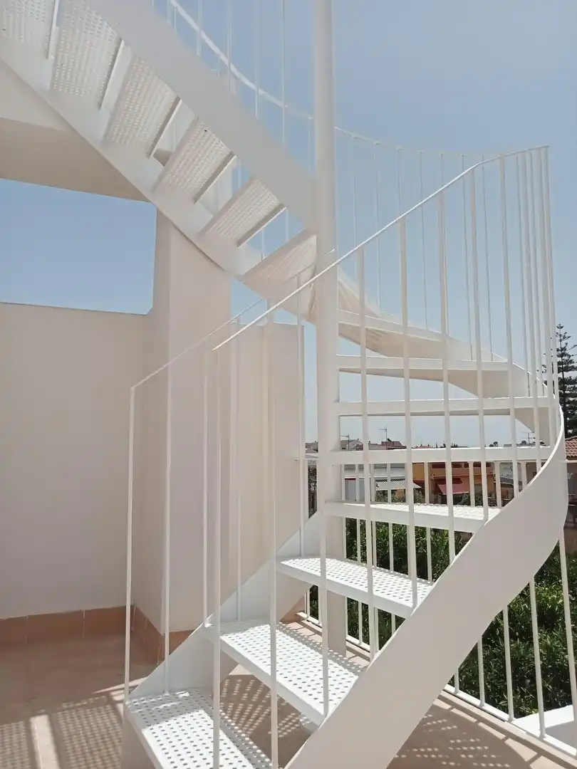 Außenansicht von Dachboden zur Miete in Espartinas mit Klimaanlage, Terrasse und Abstellraum