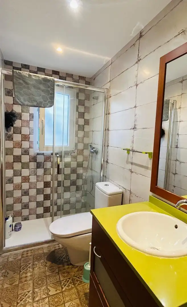 Bany de Casa o xalet en venda en Alicante / Alacant amb Aire condicionat, Calefacció i Jardí privat