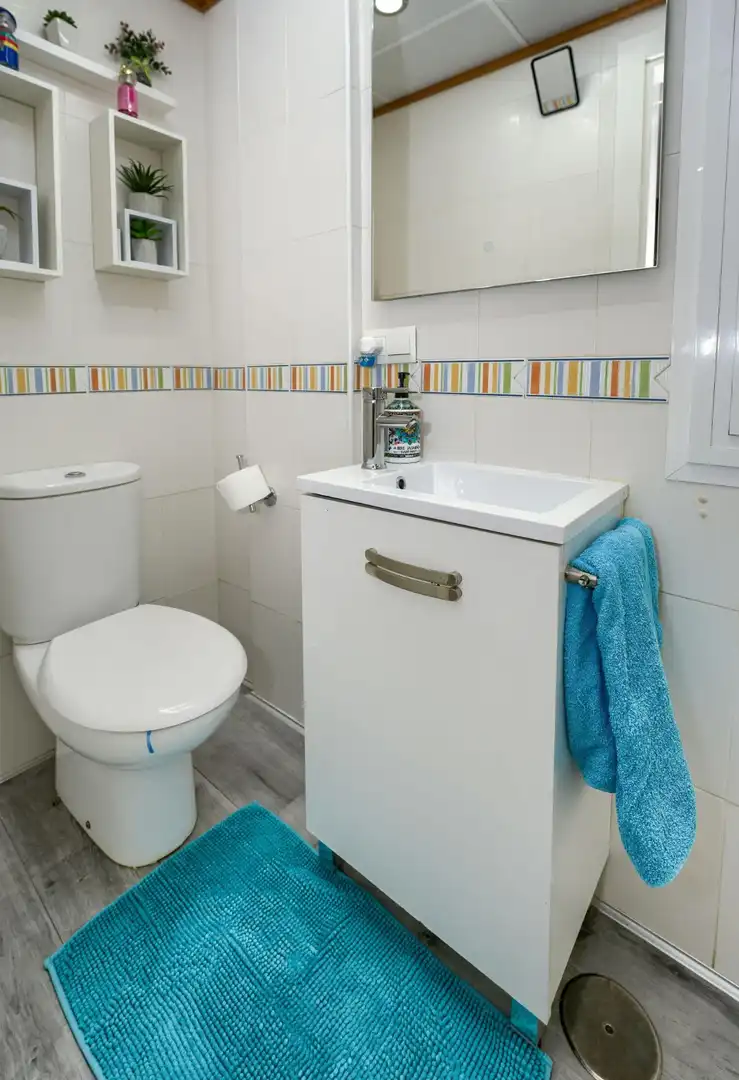 Badezimmer von Einfamilien-Reihenhaus zum Verkauf in Espartinas mit Klimaanlage, Heizung und Parkett