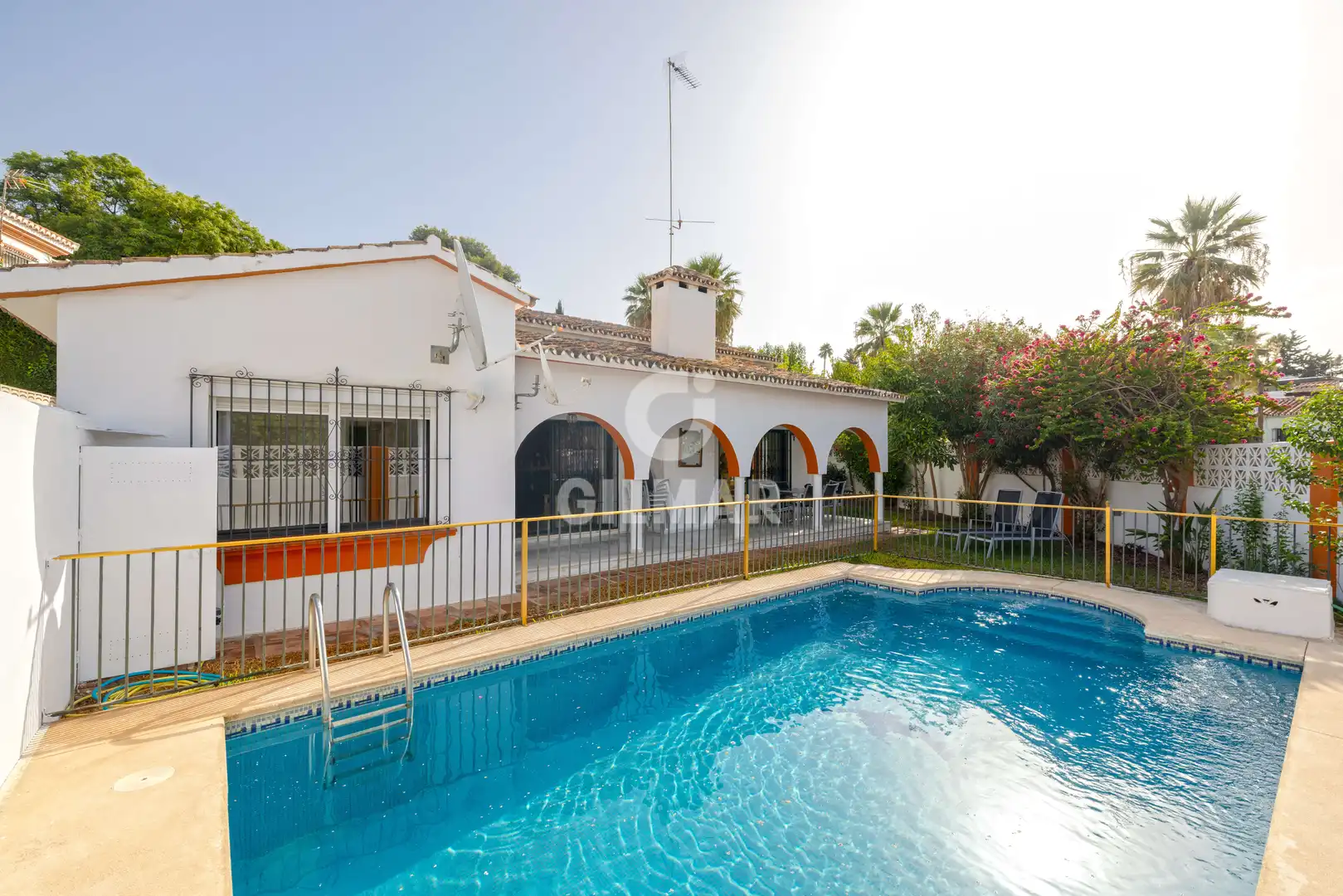 Vista exterior de Casa o xalet en venda en Marbella amb Jardí privat i Piscina