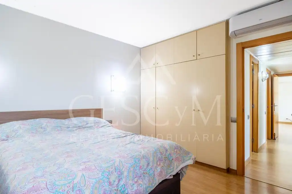 Habitación de Piso en venta en Sant Joan Despí con Parquet, Terraza y Balcón