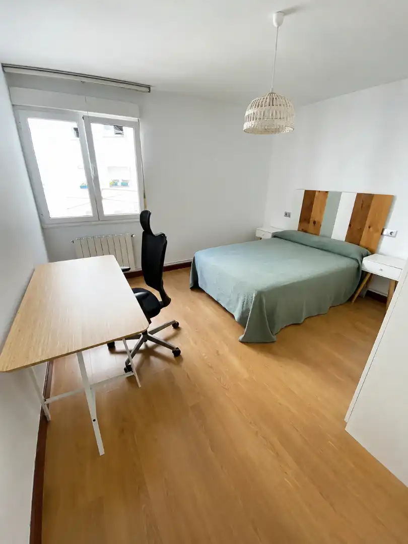 Schlafzimmer von Wohnung zur Miete in Gijón  mit Heizung, Parkett und Terrasse