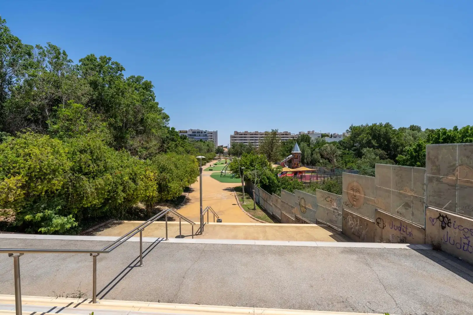 Vista exterior de Casa adosada en venta en Almería con Aire acondicionado, Terraza y Trastero