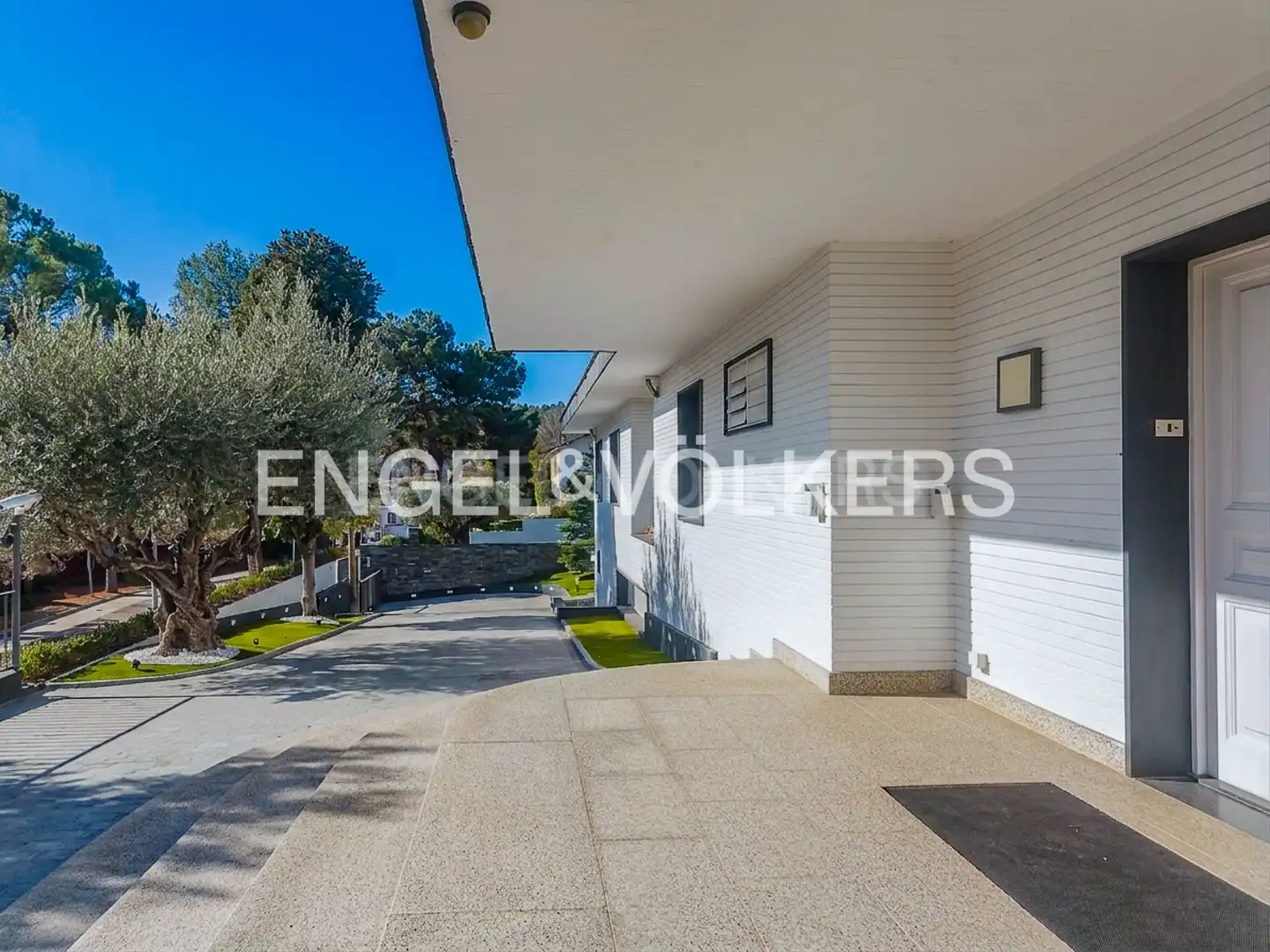 Vista exterior de Casa o xalet de lloguer en Sant Cugat del Vallès amb Calefacció