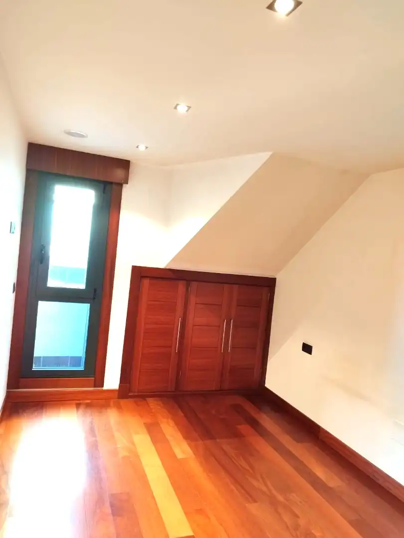 Flat for rent in Vigo   with Parquet flooring