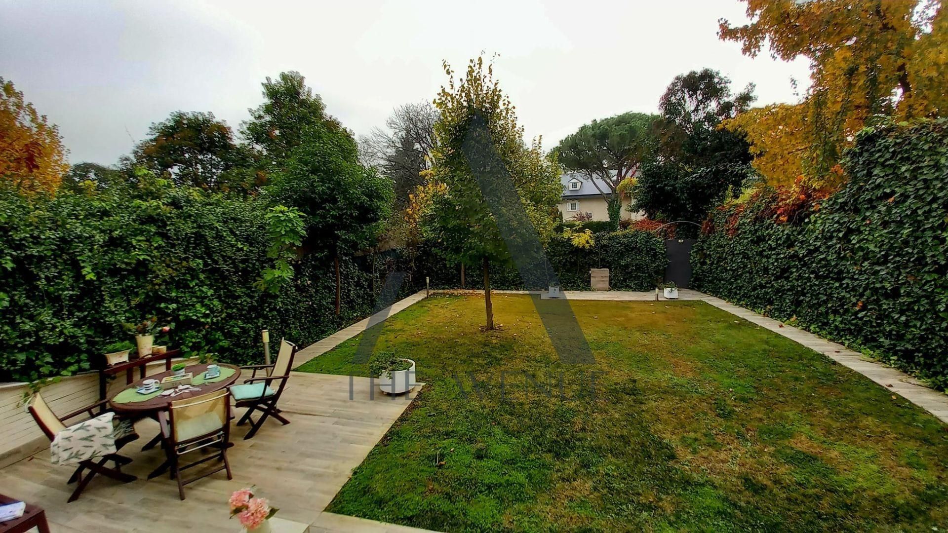 Jardín de Casa adosada en venta en Boadilla del Monte con Aire acondicionado, Calefacción y Jardín privado