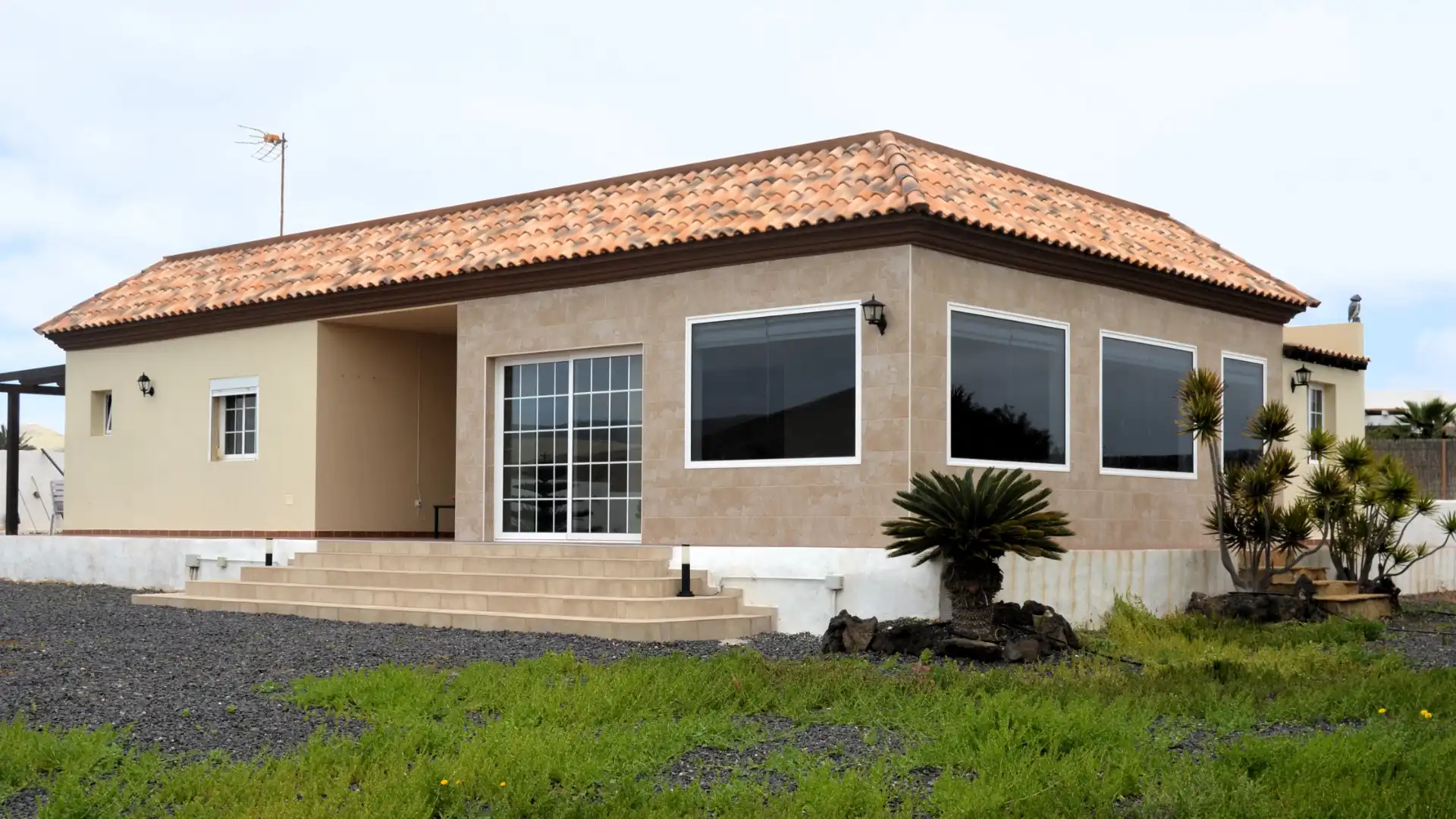 Vista exterior de Casa o xalet en venda en La Oliva amb Aire condicionat, Jardí privat i Terrassa