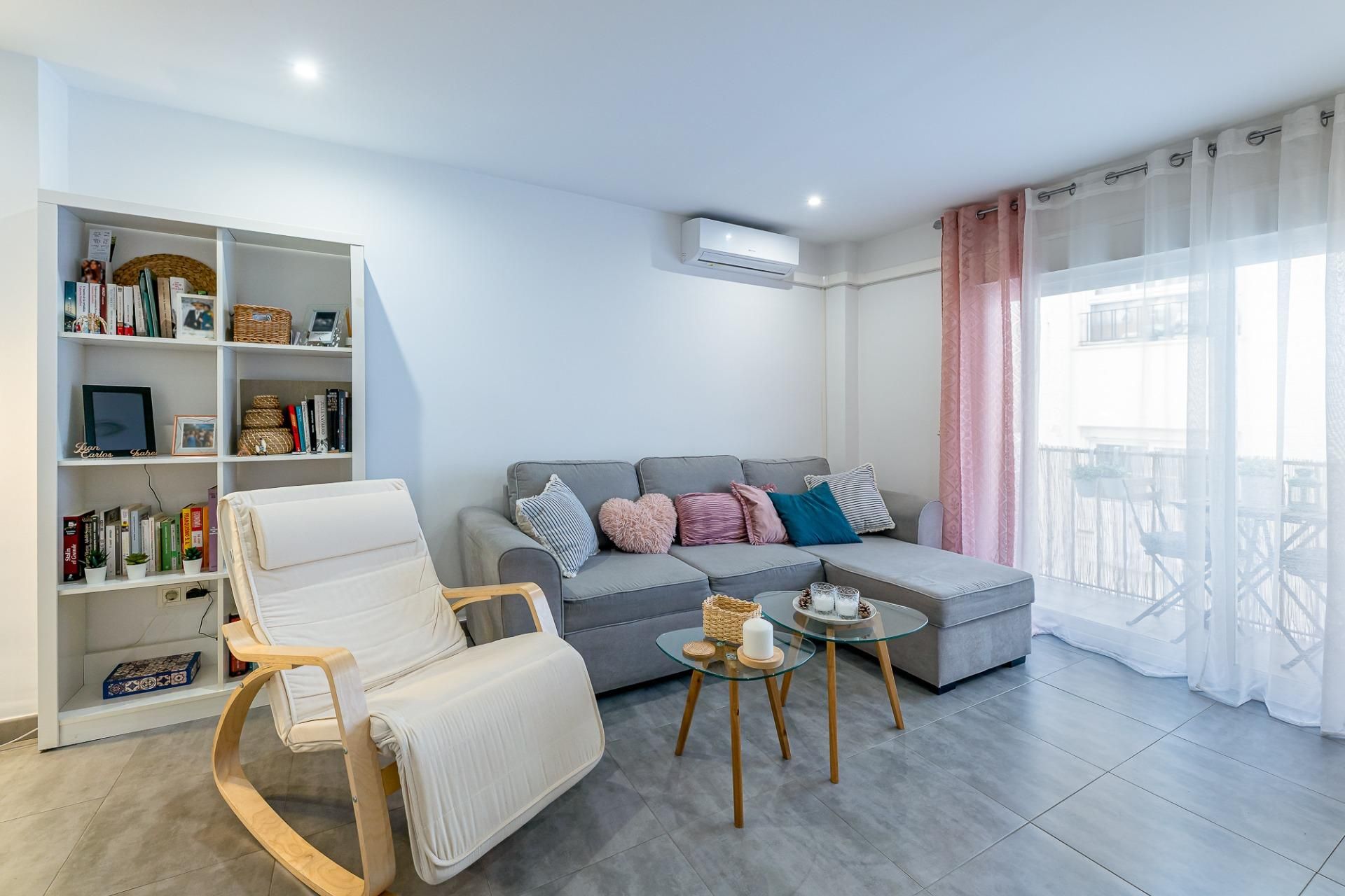 Sala d'estar de Pis en venda en Marbella amb Aire condicionat i Balcó