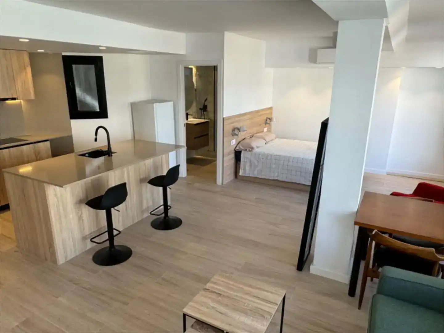 Schlafzimmer von Wohnung zur Miete in  Barcelona Capital mit Klimaanlage und Balkon