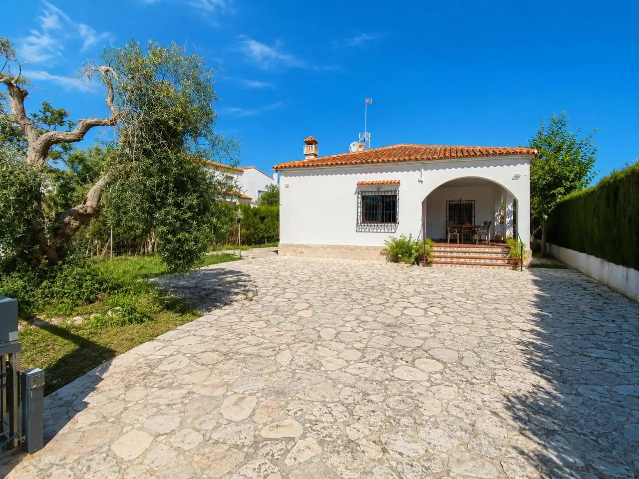 Vista exterior de Casa o xalet en venda en Oliva amb Jardí privat, Terrassa i Traster