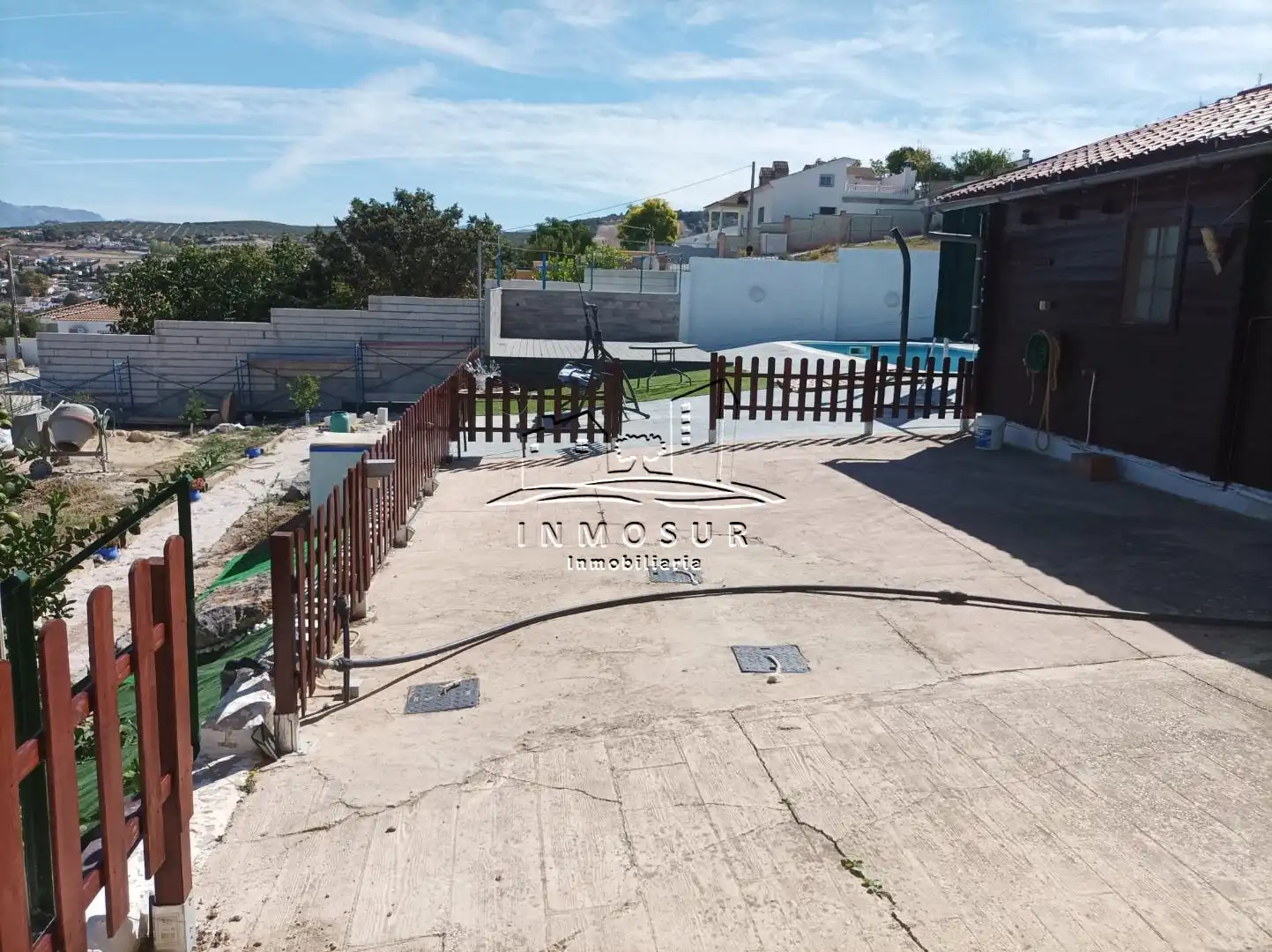 Vista exterior de Casa o xalet en venda en Lucena amb Piscina i Moblat