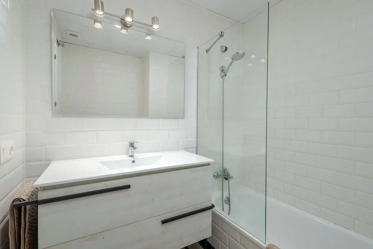 Bany de Apartament de lloguer en Manilva amb Aire condicionat, Calefacció i Terrassa