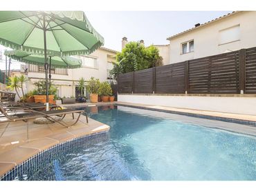 Casa amb piscina en venda a Calle Sant Jordi