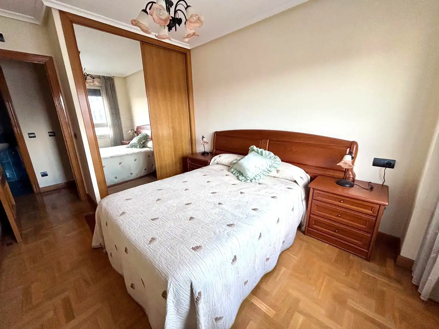 Habitación de Piso en venta en Gijón  con Calefacción, Parquet y Terraza