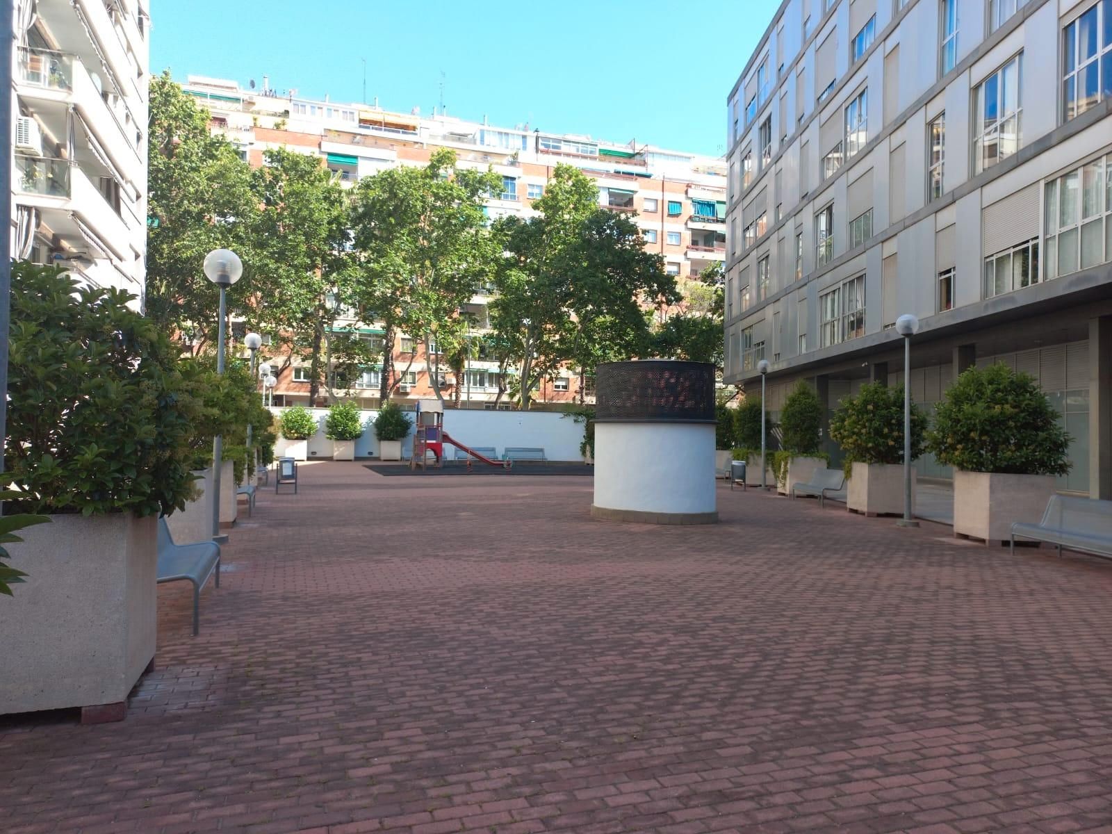 Exterior view of Flat for sale in  Barcelona Capital  with Air Conditioner, Heating and Parquet flooring