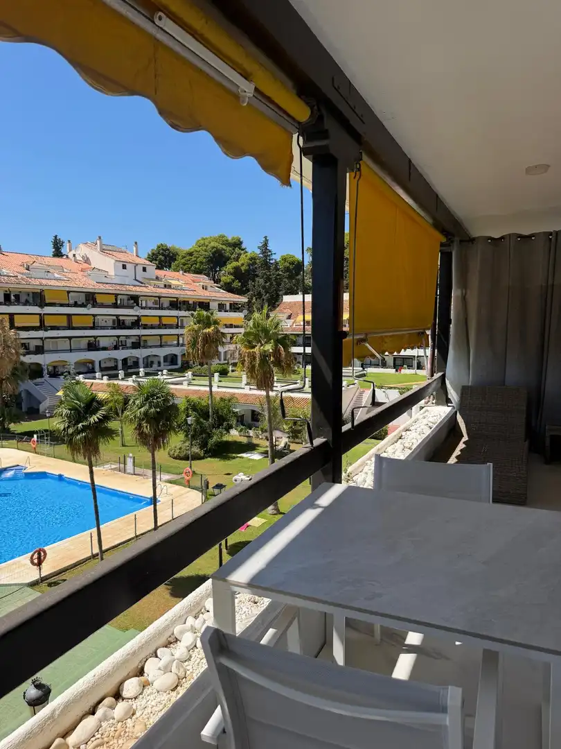 Vista exterior de Apartamento de alquiler en Marbella con Aire acondicionado, Terraza y Piscina