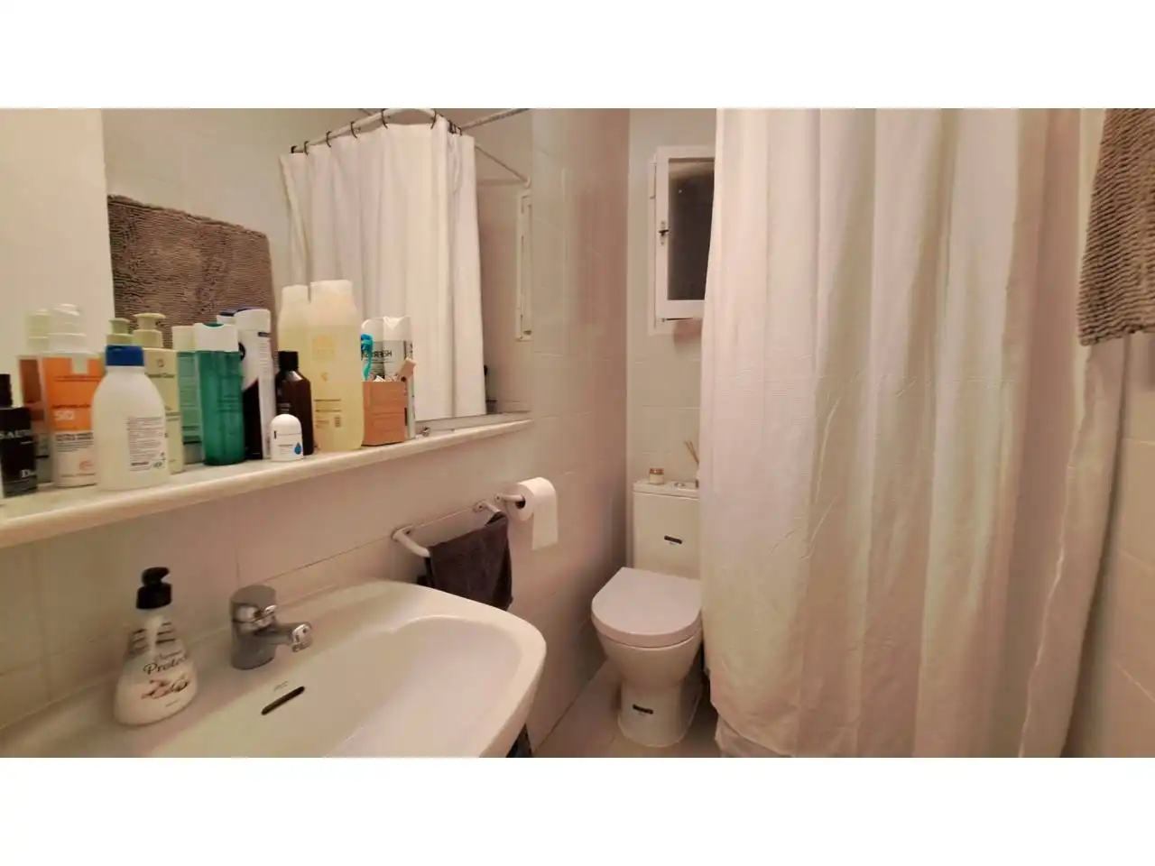 Baño de Piso de alquiler en Vilanova i la Geltrú con Aire acondicionado, Calefacción y Terraza