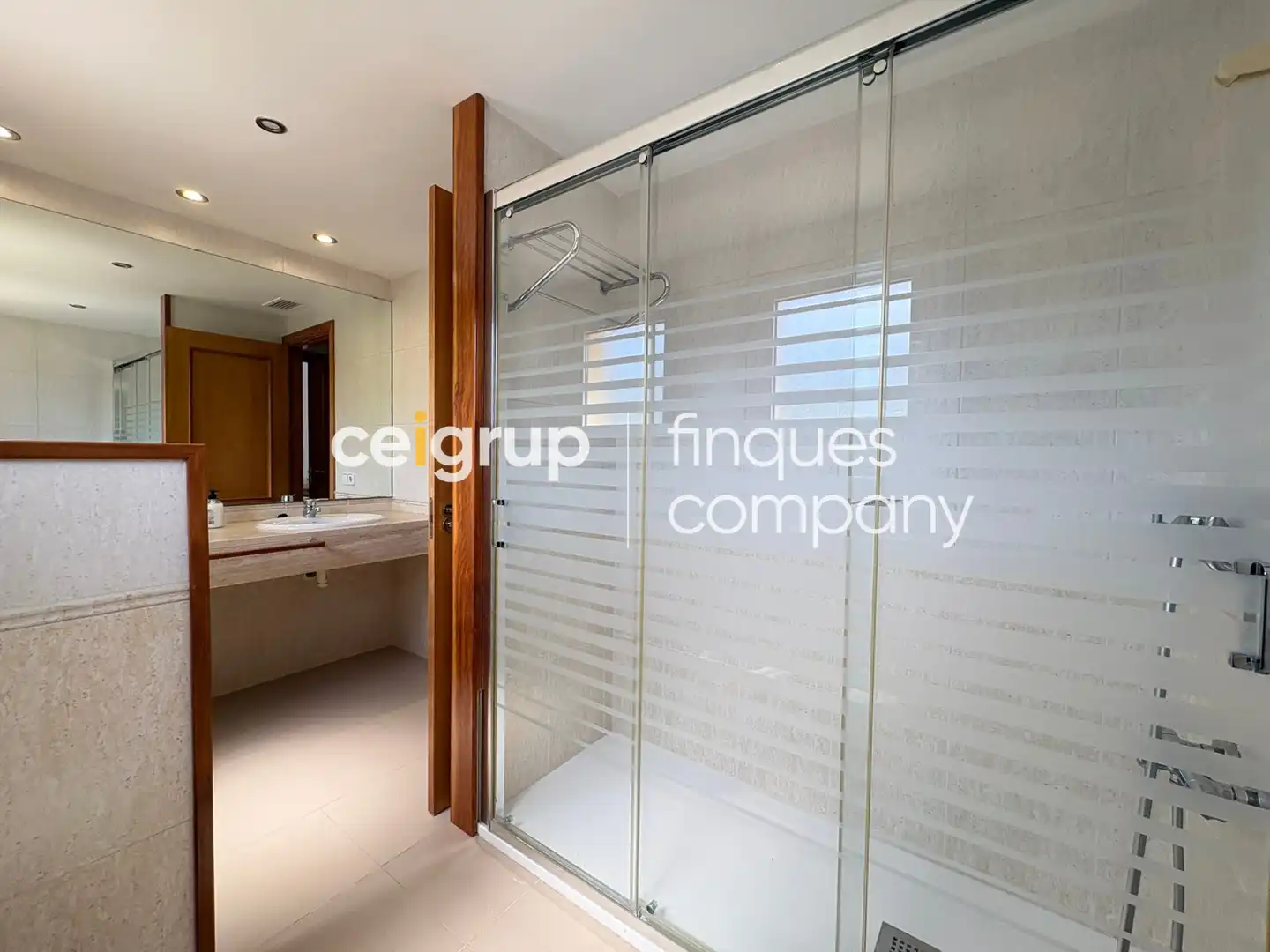 Baño de Casa o chalet de alquiler en Girona con Calefacción, Terraza y Piscina