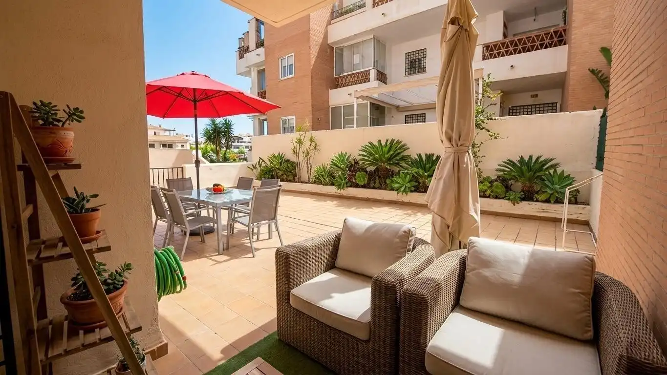 Terrasse von Erdgeschoss zum Verkauf in Benalmádena mit Klimaanlage, Heizung und Privatgarten