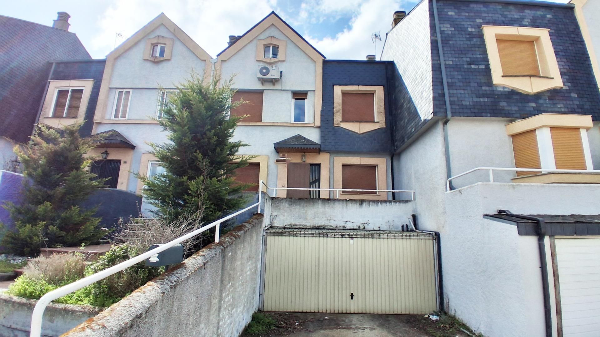 Vista exterior de Casa adosada en venda en Villares de la Reina amb Calefacció i Piscina
