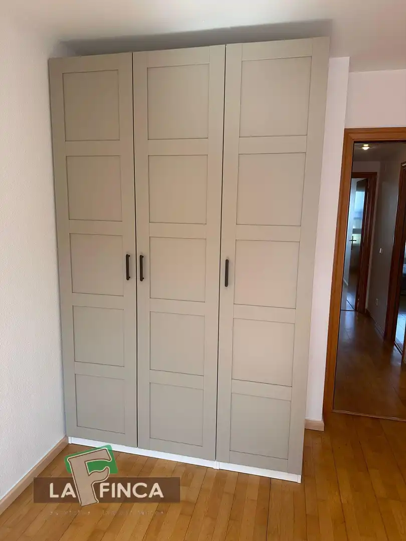 Dormitori de Pis en venda en Oviedo  amb Calefacció, Parquet i Traster