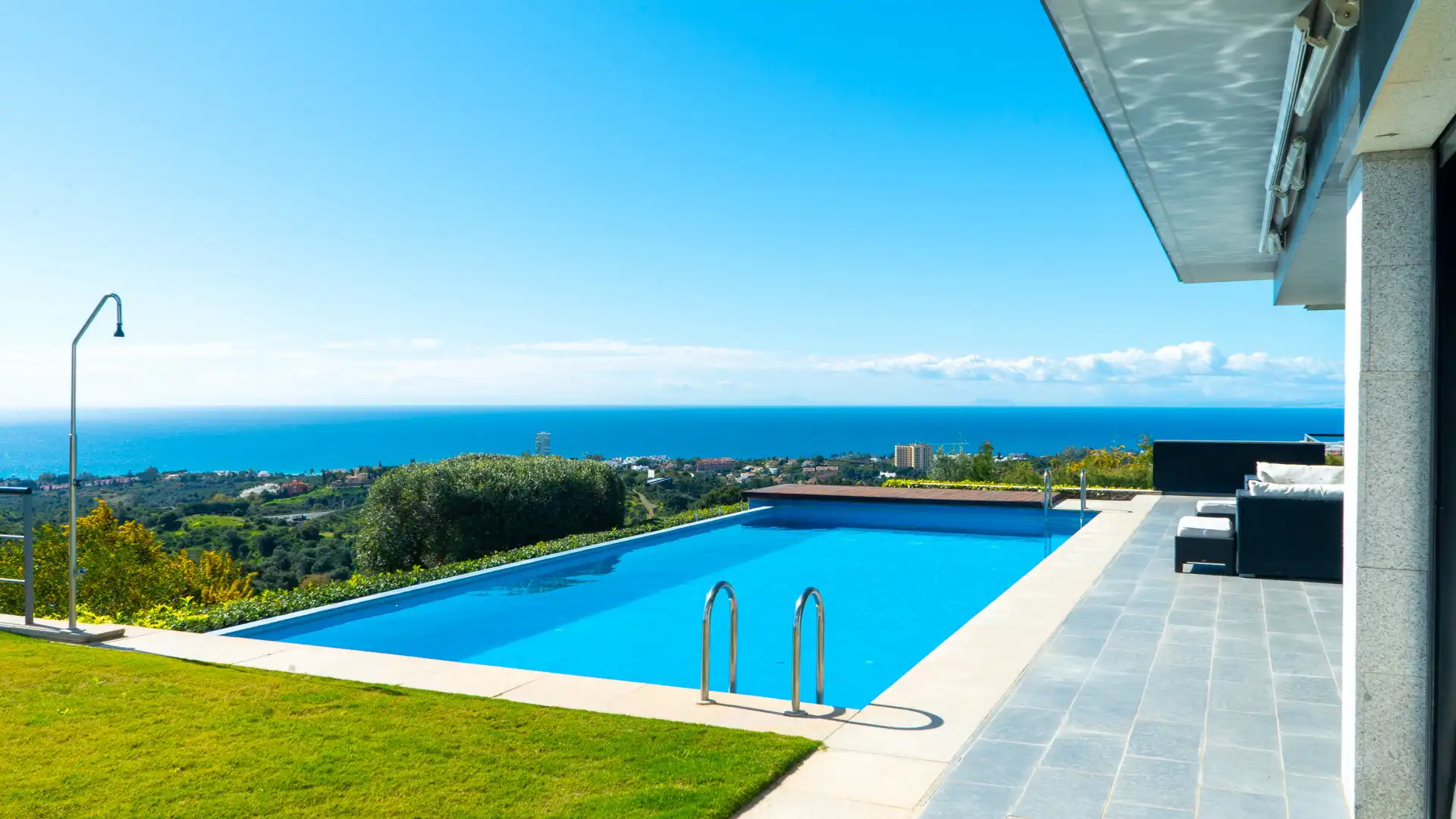 House with pool for sale in Río Real - Los Monteros
