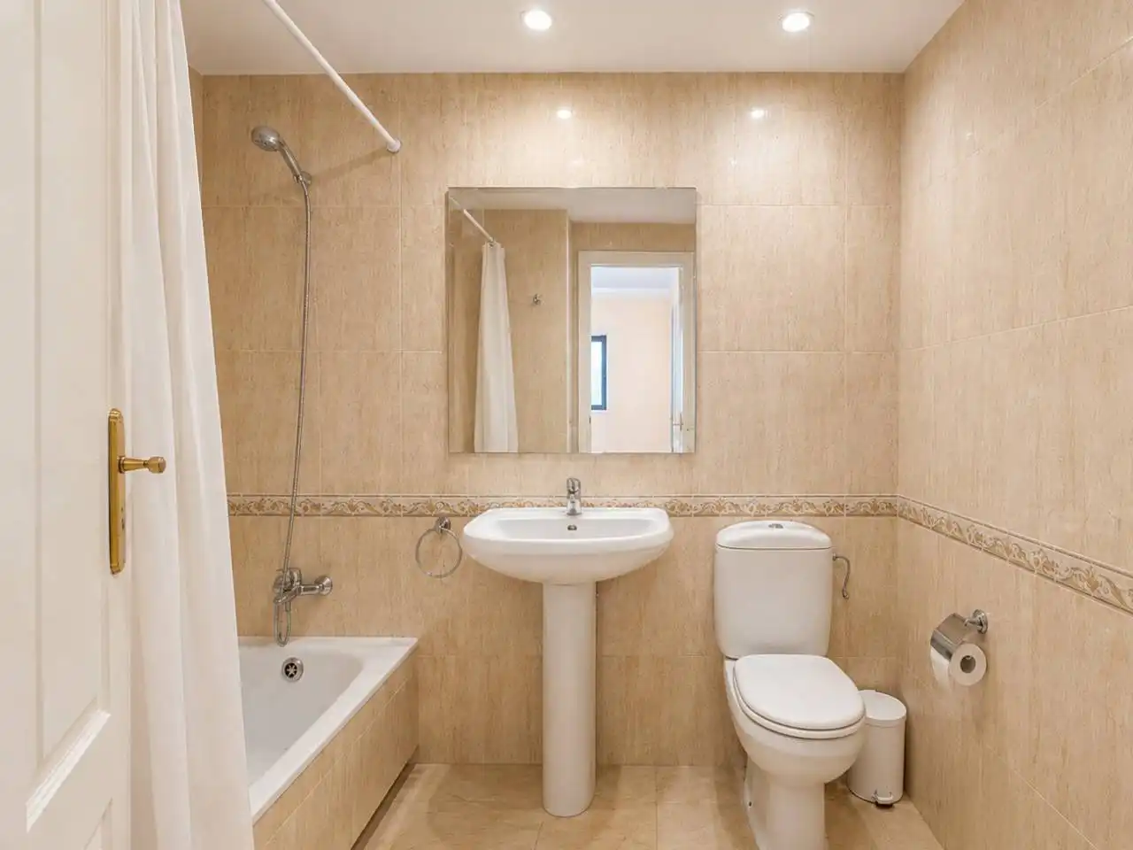Badezimmer von Wohnung zum Verkauf in Manilva mit Klimaanlage, Terrasse und Möbliert