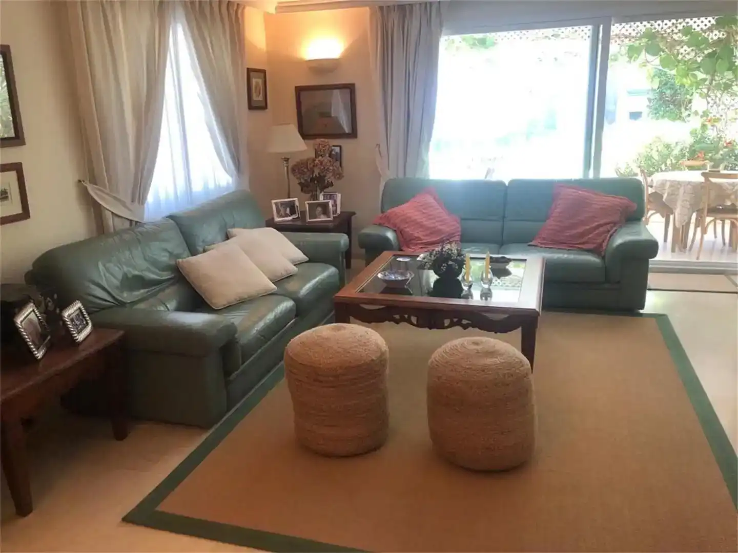 Sala d'estar de Casa adosada en venda en Estepona amb Aire condicionat, Piscina i Balcó