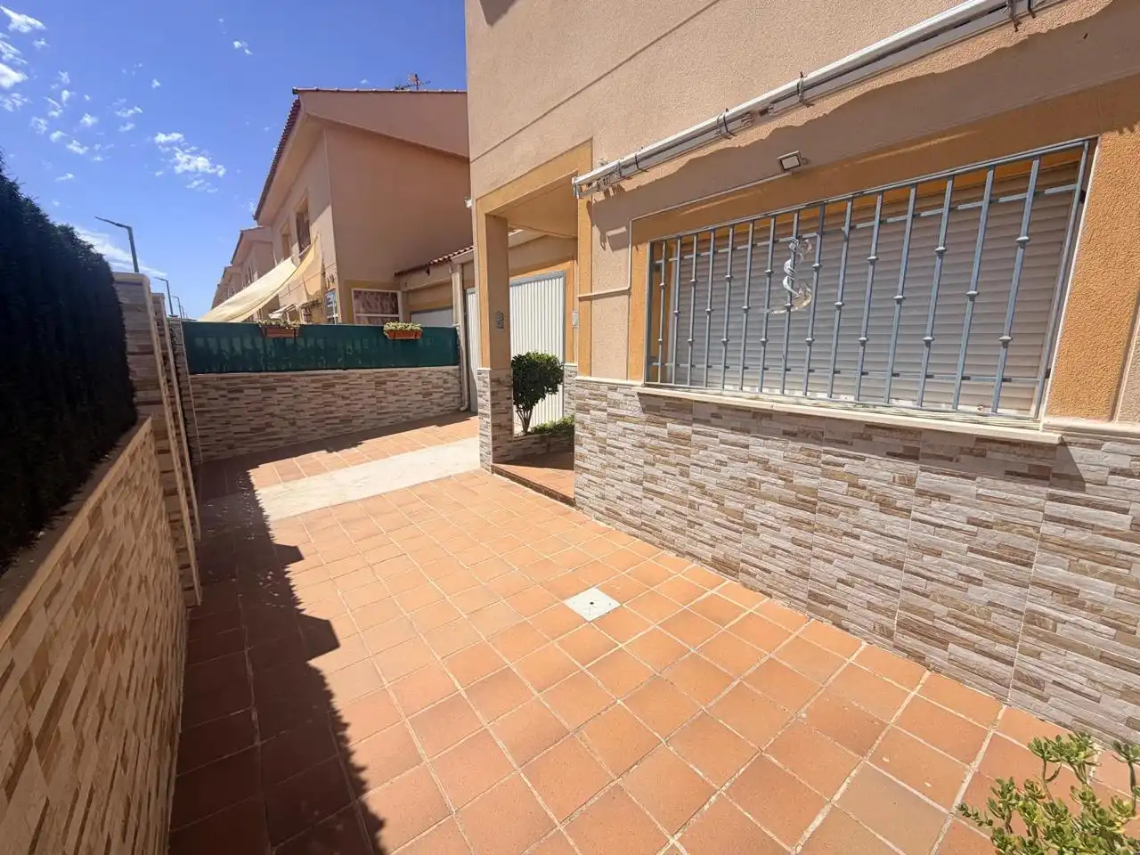 Vista exterior de Casa adosada en venda en Zarza de Tajo amb Calefacció, Jardí privat i Piscina