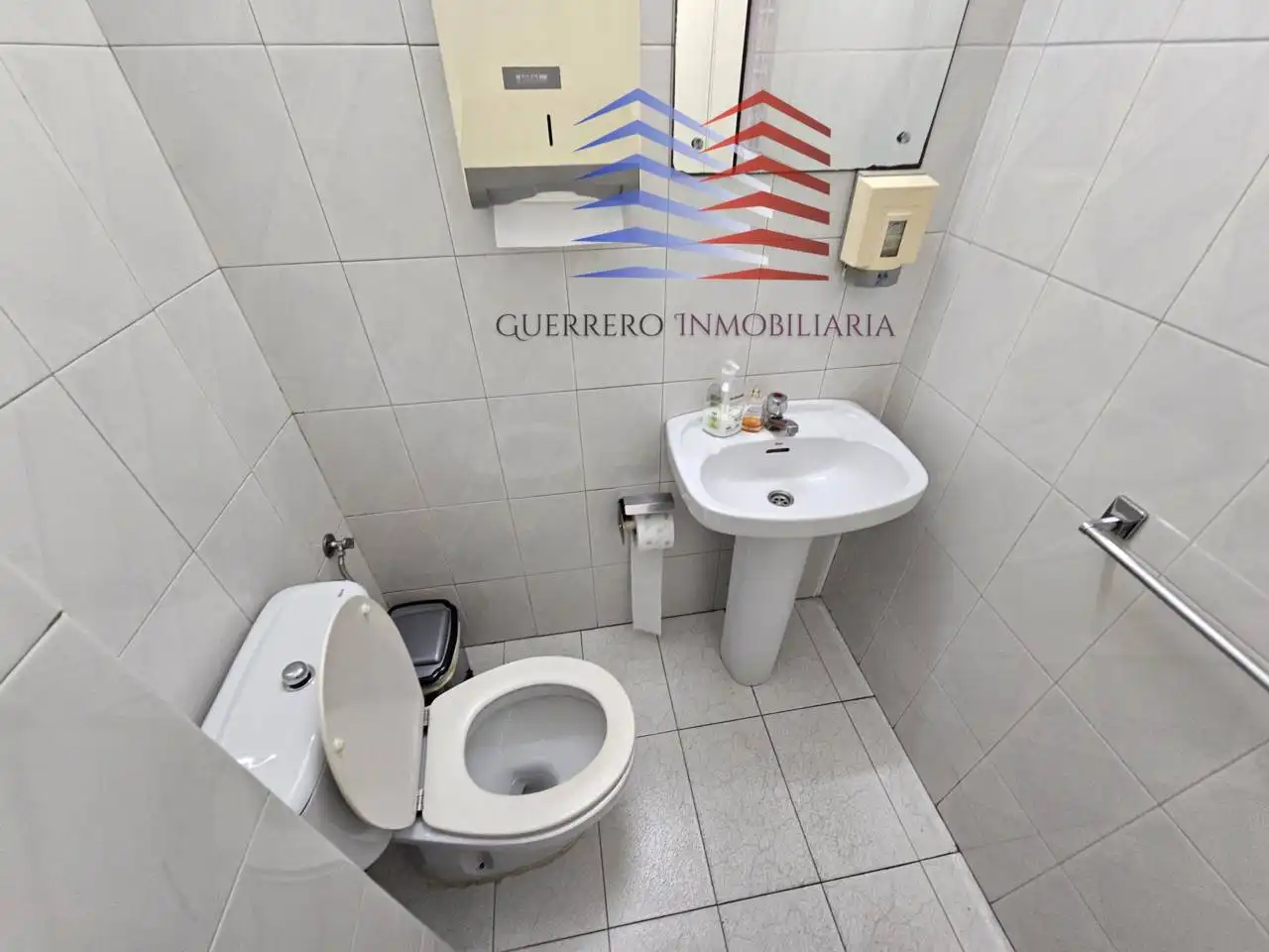 Baño de Local de alquiler en Ourense Capital  con Aire acondicionado