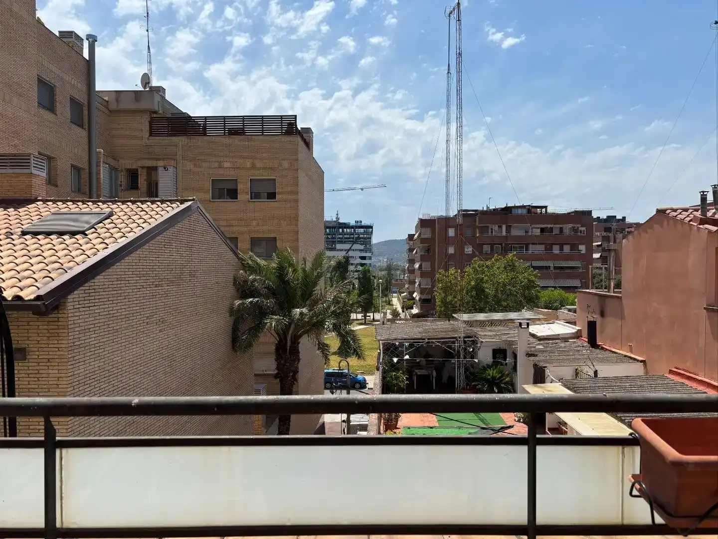 Vista exterior de Casa adosada en venta en Cornellà de Llobregat con Aire acondicionado, Jardín privado y Parquet