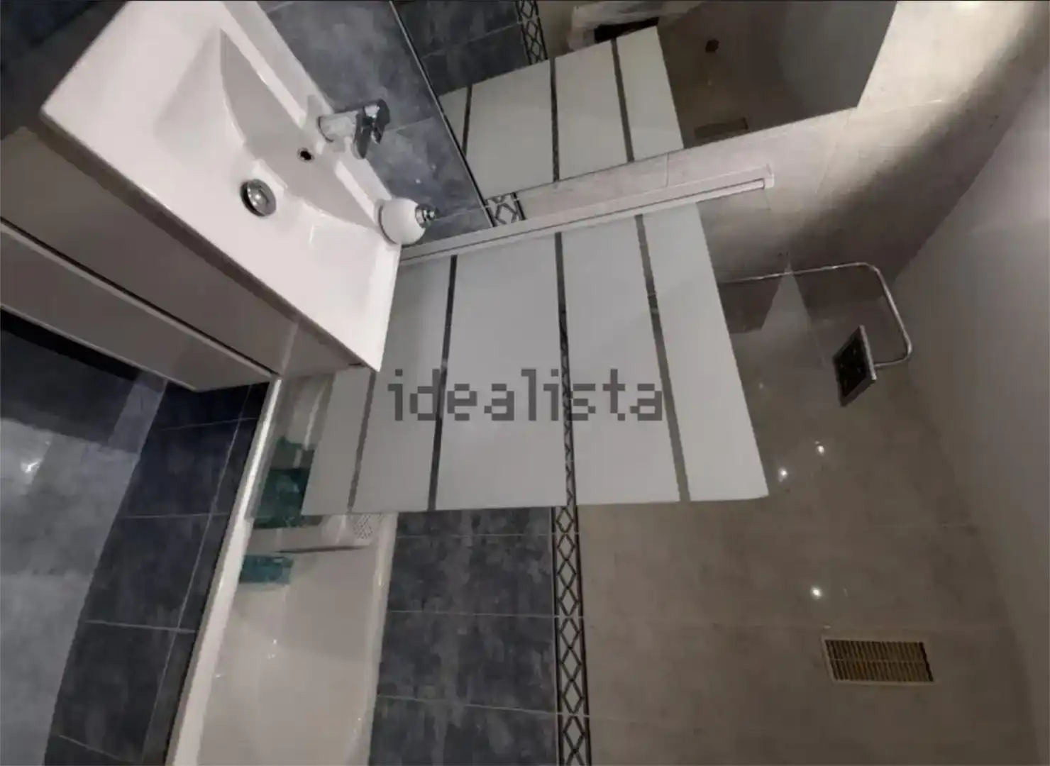 Bathroom of Flat for share in Valencia  with Air Conditioner, Private garden and Parquet flooring