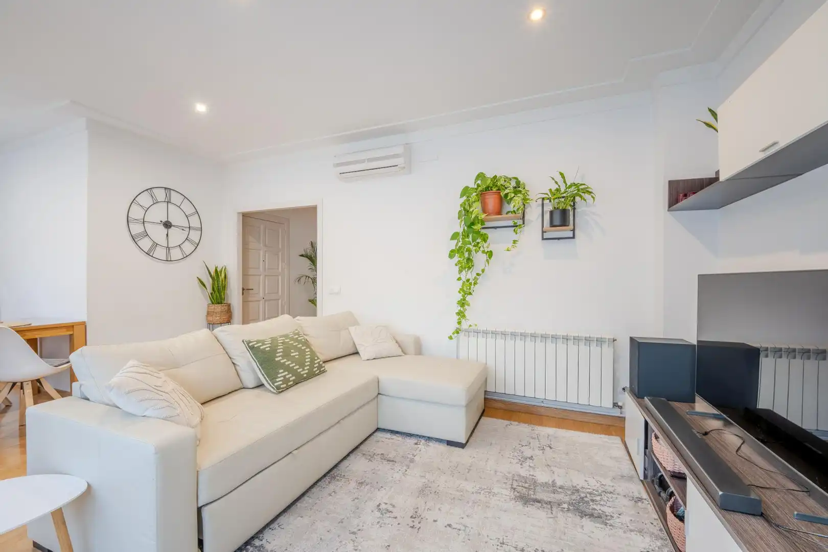 Living room of Flat for sale in Girona  with Air Conditioner, Heating and Balcony