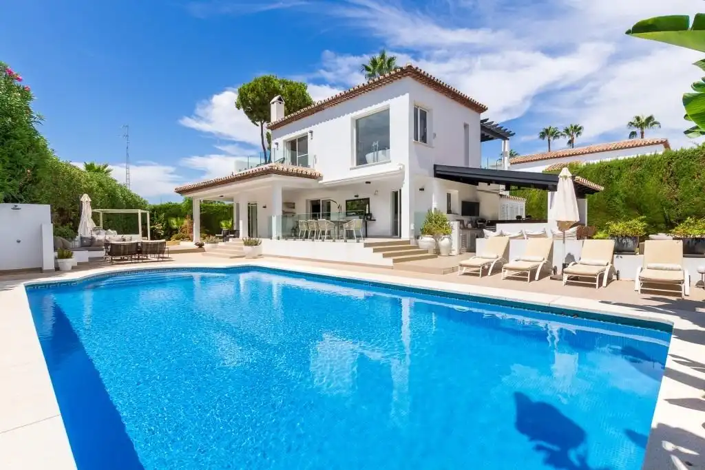 Vista exterior de Casa o xalet en venda en Marbella amb Aire condicionat, Calefacció i Jardí privat