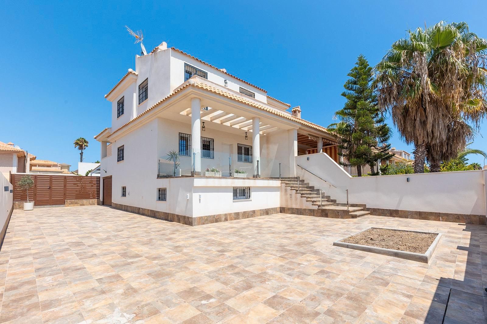 Exterior view of Single-family semi-detached for sale in Torrevieja  with Air Conditioner, Private garden and Terrace