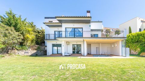 Villa contemporánea con vistas al mar y a la montaña