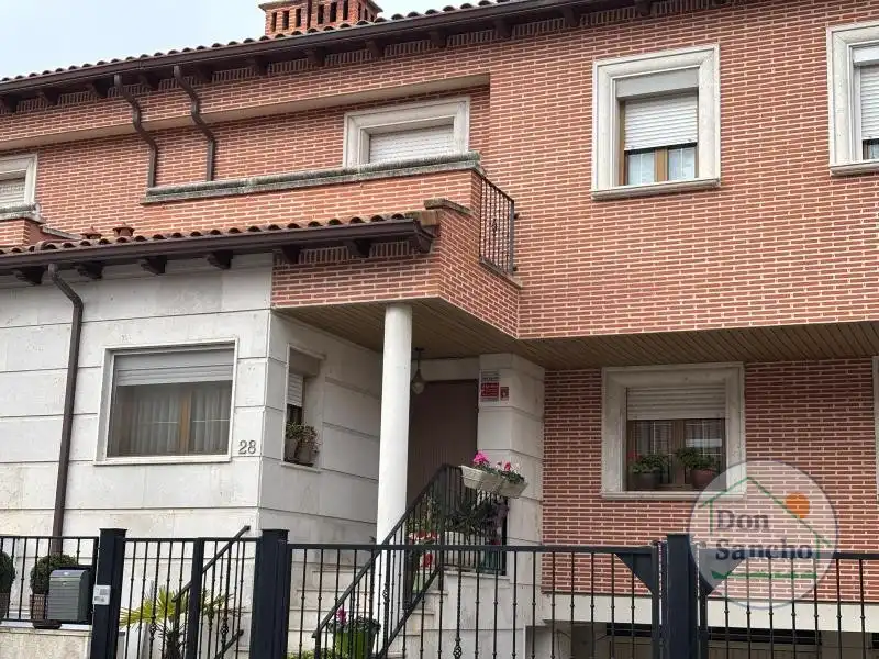 Vista exterior de Casa adosada en venta en Laguna de Duero con Calefacción, Jardín privado y Terraza