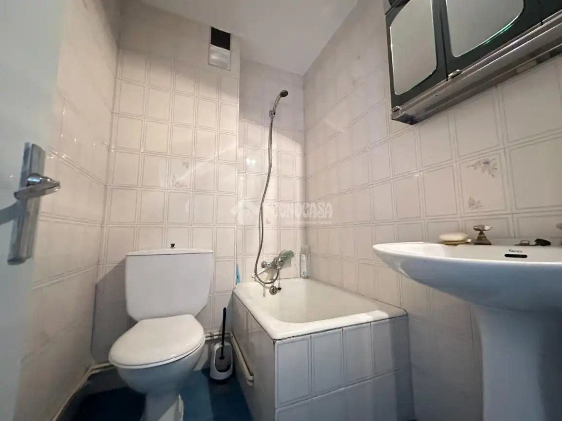 Bathroom of Flat for sale in Madrid  with Air Conditioner, Heating and Parquet flooring
