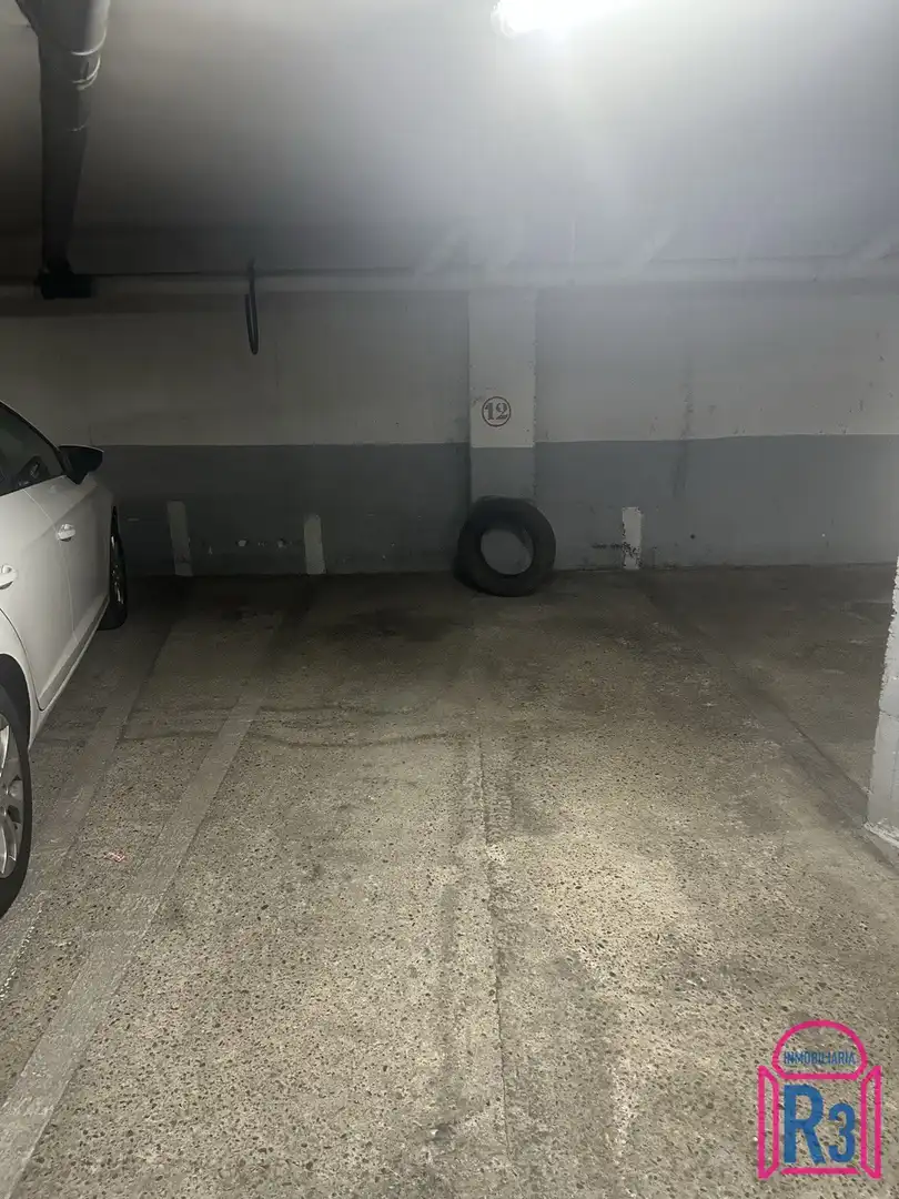 Aparcament de Apartament en venda en León Capital  amb Calefacció, Terrassa i Moblat