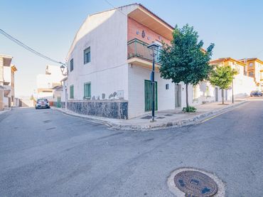 Casa amb balcó en venda a REYES CATOLICOS 3
