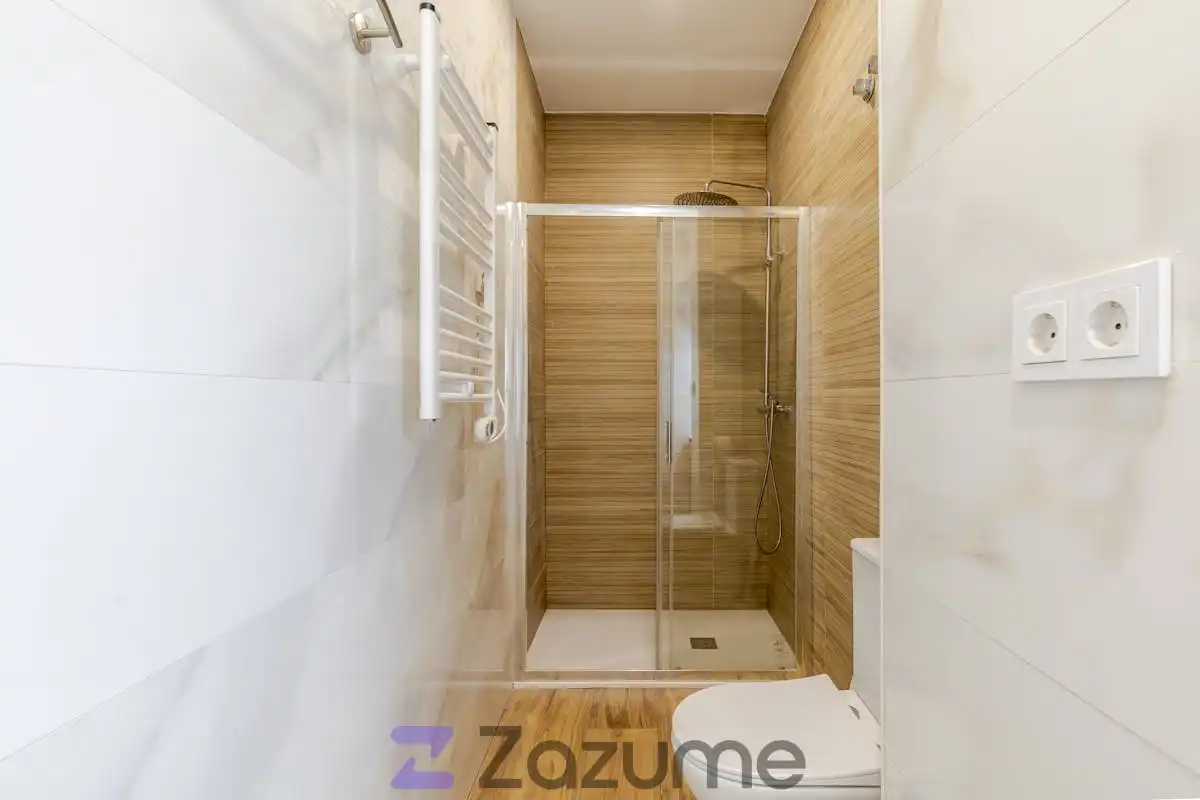 Bathroom of Flat for rent in Madrid  with Air Conditioner, Heating and Furnished