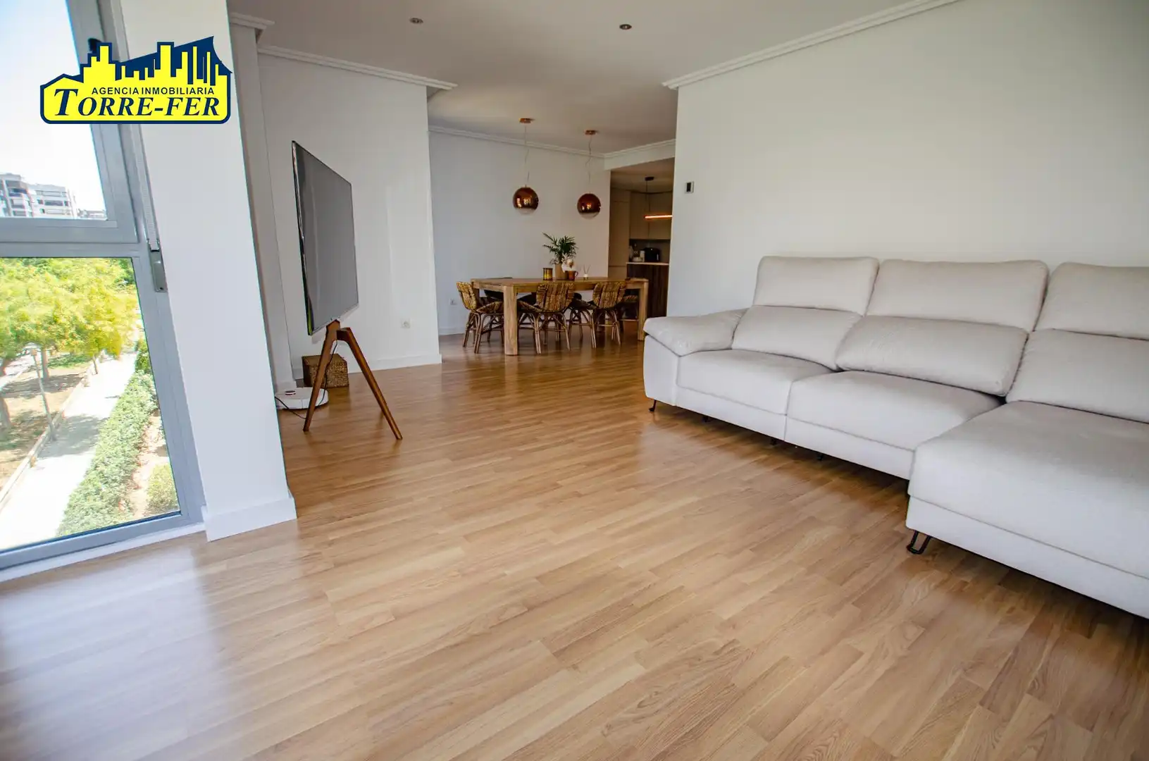 Sala d'estar de Pis en venda en Almería amb Aire condicionat, Jardí privat i Parquet