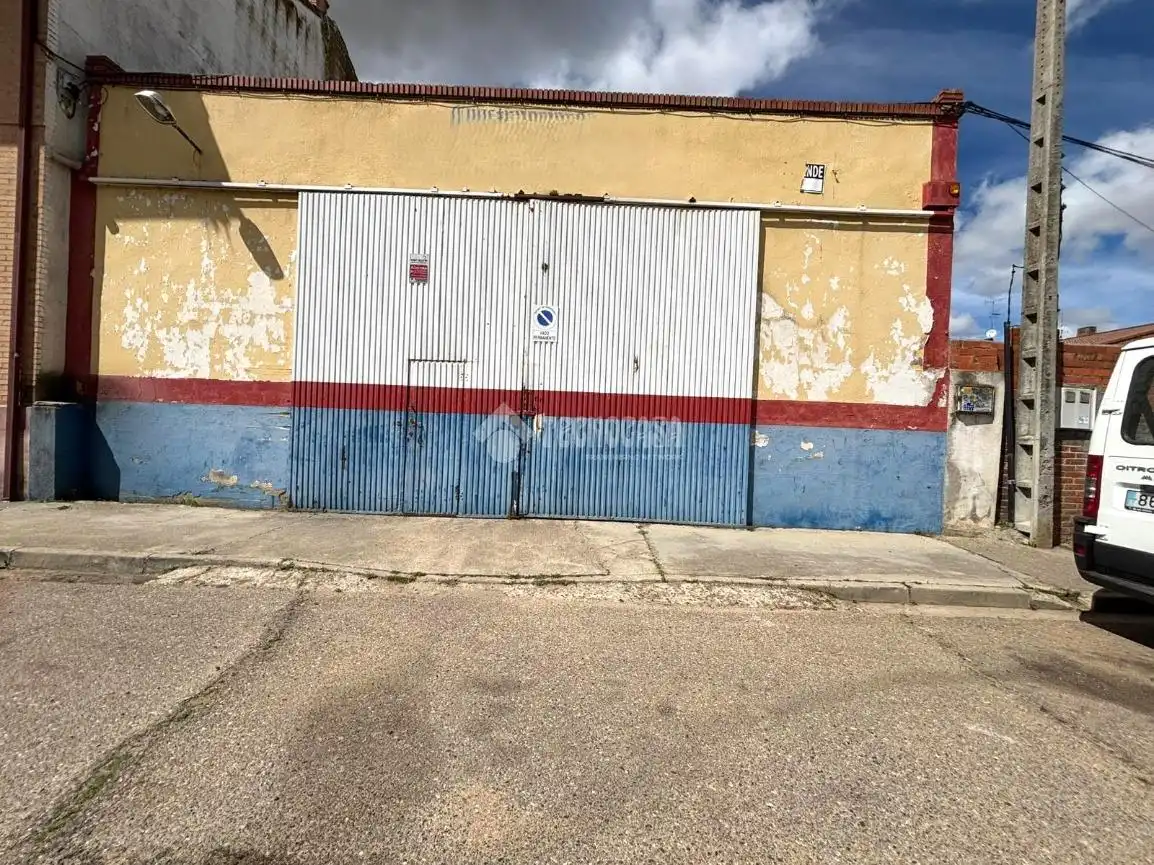 Vista exterior de Local en venta en Nava del Rey