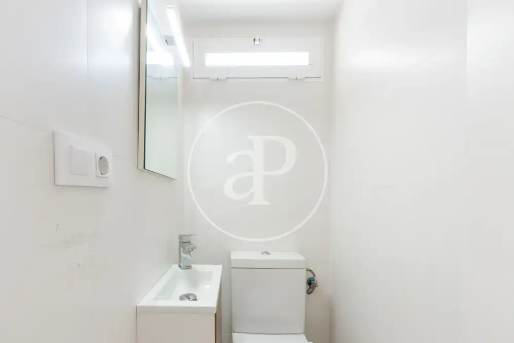 Badezimmer von Wohnung zur Miete in Valencia mit Klimaanlage, Terrasse und Abstellraum