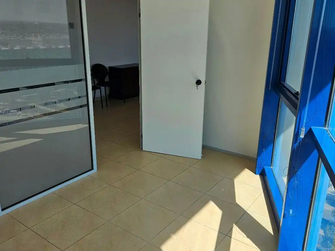 Büro zur Miete in Sevilla mit Klimaanlage, Heizung und Möbliert