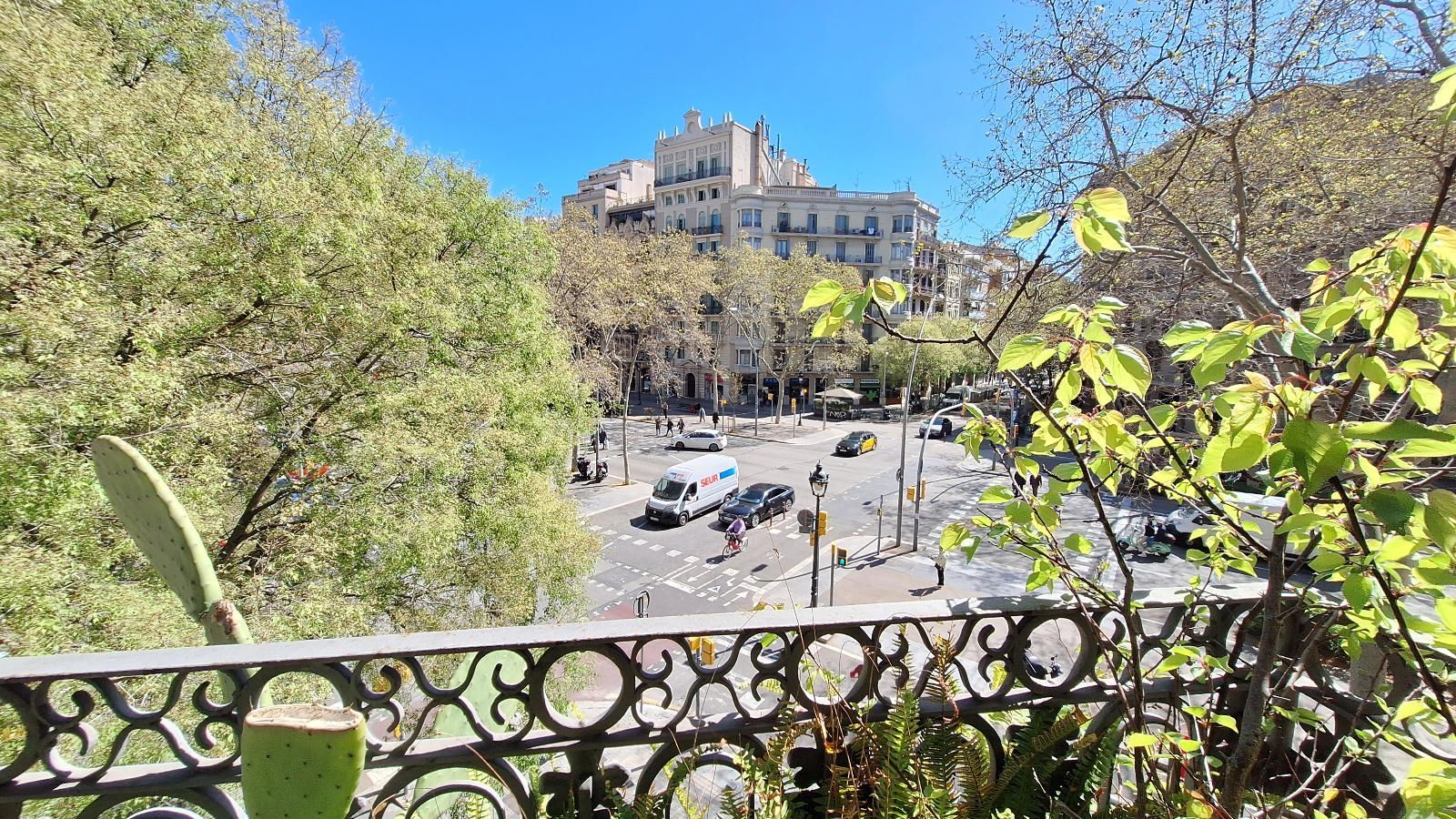 Vista exterior de Piso de alquiler en  Barcelona Capital con Terraza y Balcón