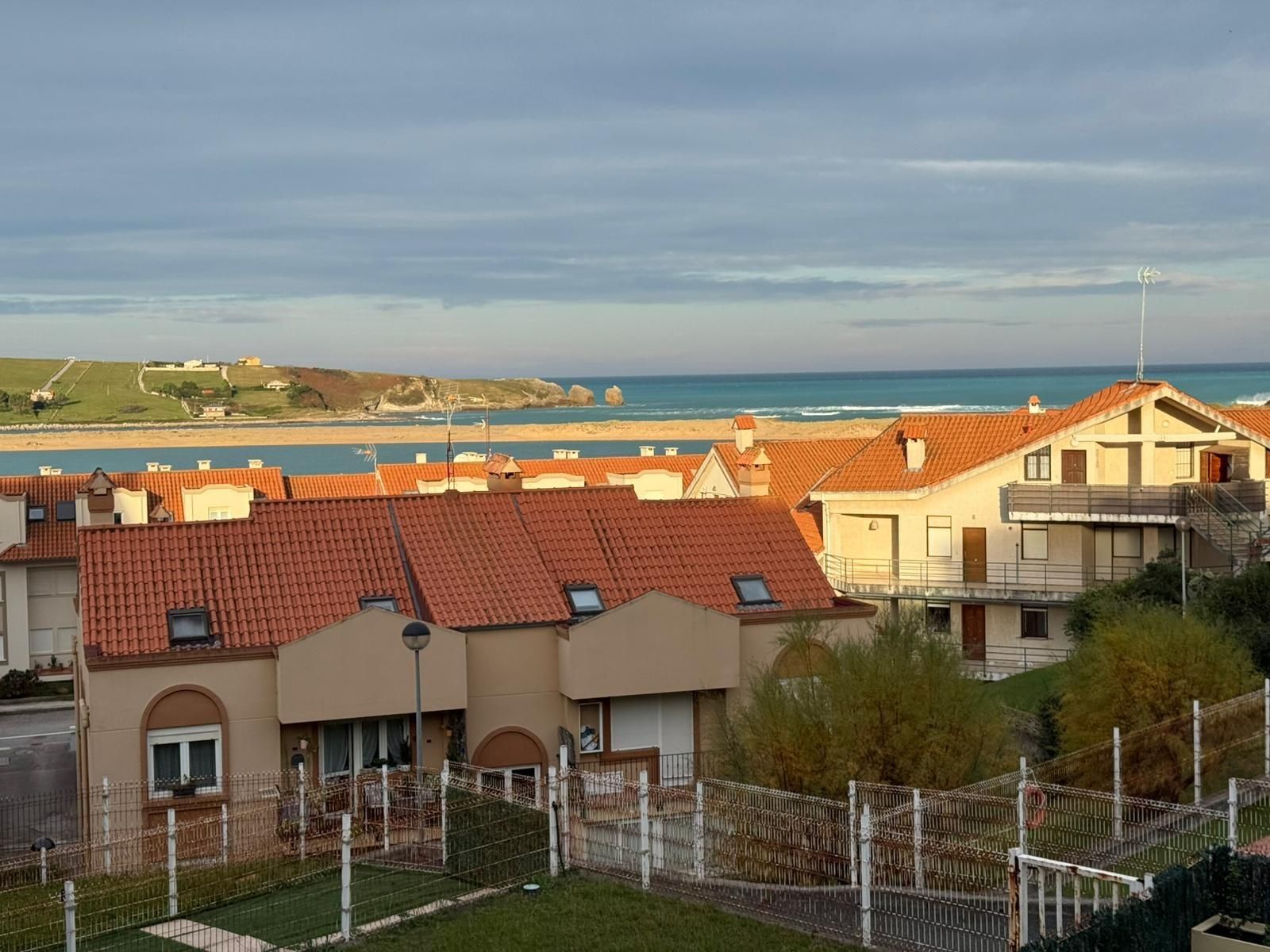 Vista exterior de Pis en venda en Miengo amb Calefacció, Parquet i Traster