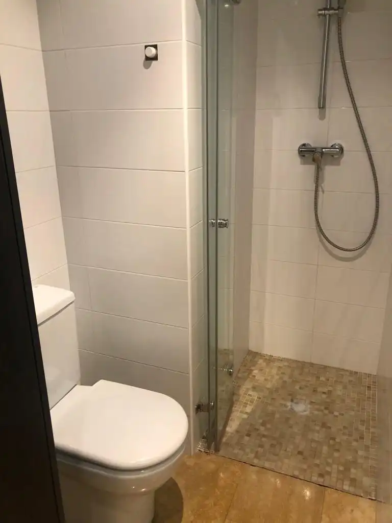Badezimmer von Büro zur Miete in Mataró mit Klimaanlage, Heizung und Terrasse
