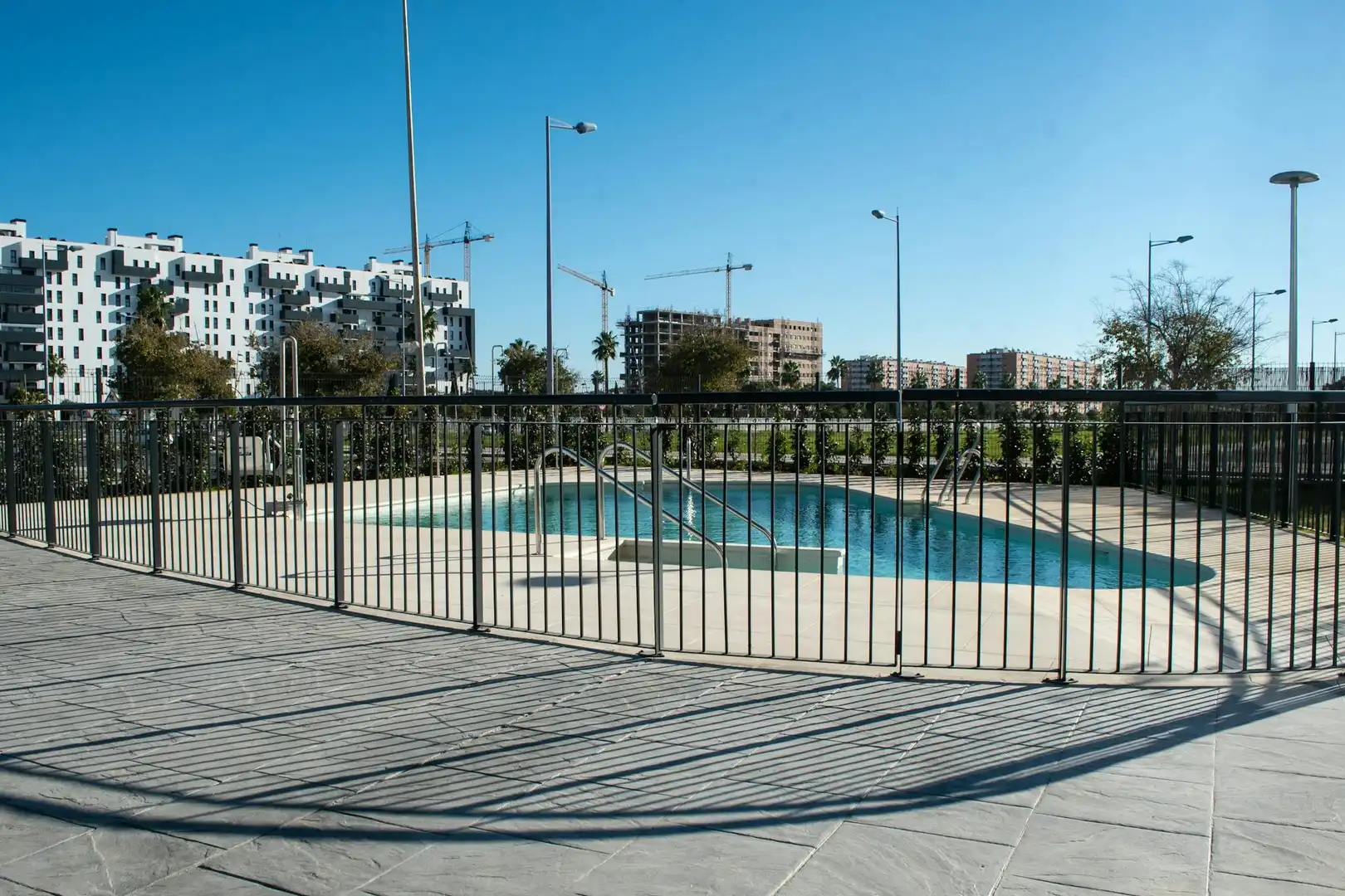 Swimming pool of Flat for share in Dos Hermanas  with Air Conditioner and Heating